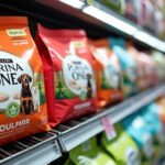 Croquettes Purina One pour chiens : saveurs poulet, saumon et formules pour peaux sensibles disponibles chez Leclerc